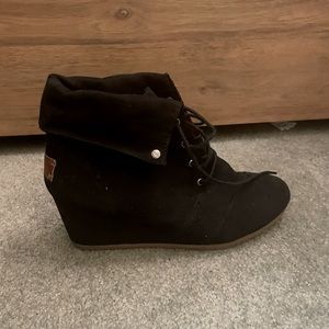 Suede black wedges! 🖤